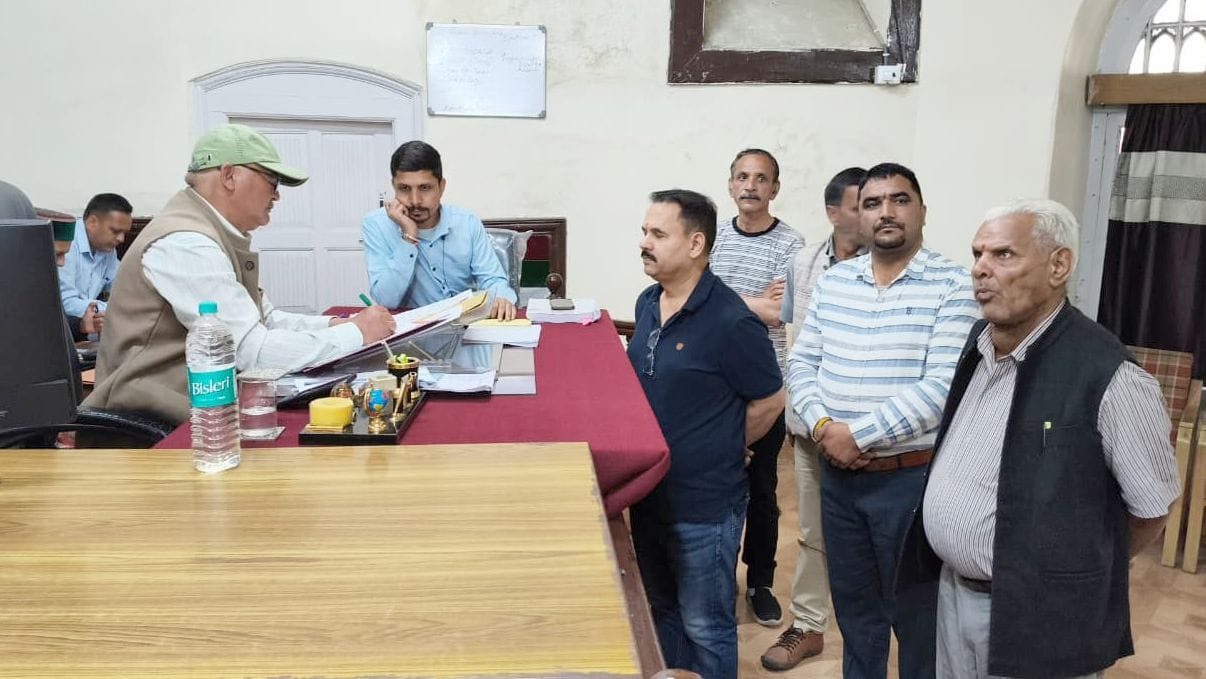रामपुर नगर परिषद के वार्ड 4 से पूर्व पार्षद स्वाति बंसल ने भरा नामांकन। संवाद