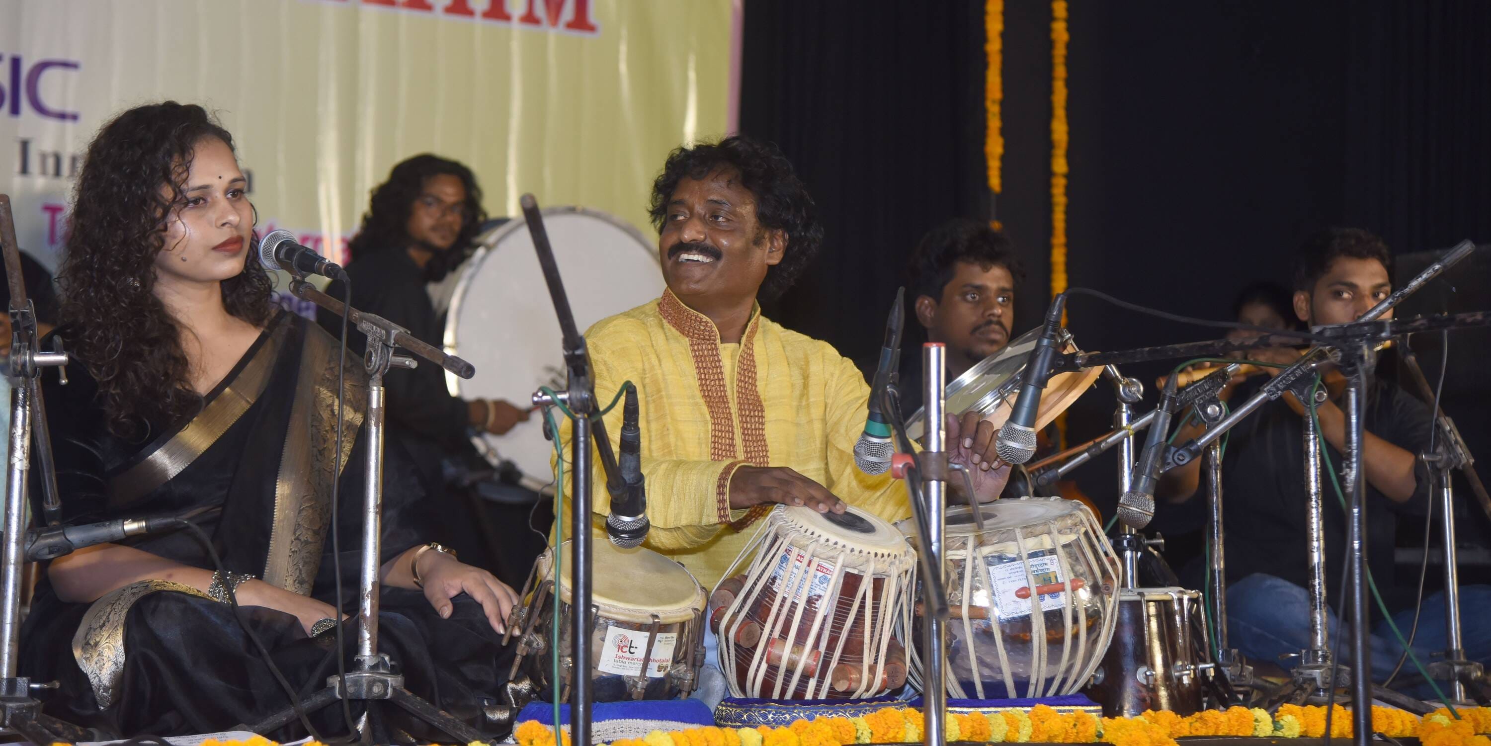 राय उमानाथ बली प्रेक्षागृह में प्रस्तुति देते कलाकार। 