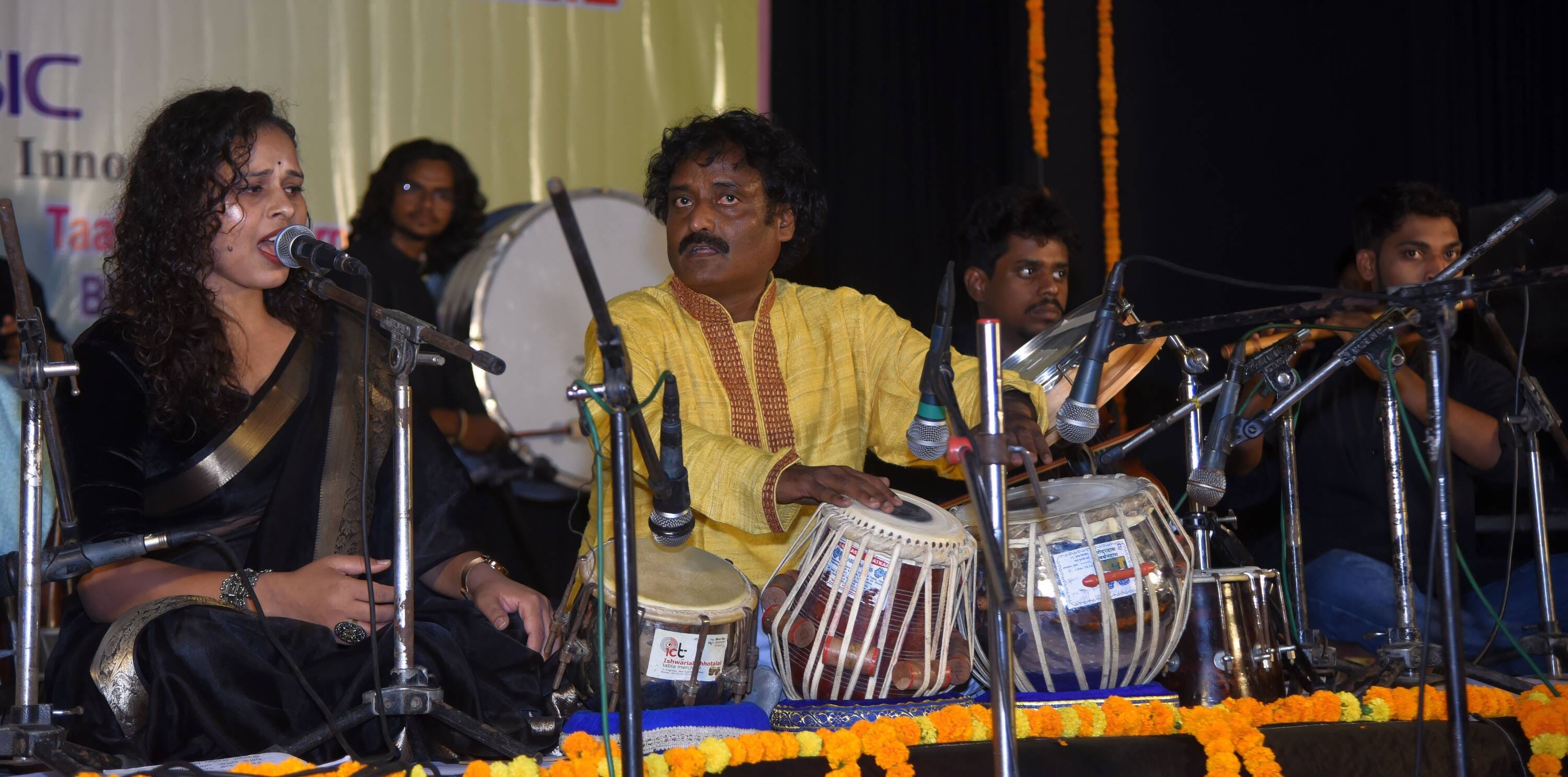 राय उमानाथ बली प्रेक्षागृह में प्रस्तुति देते कलाकार। 