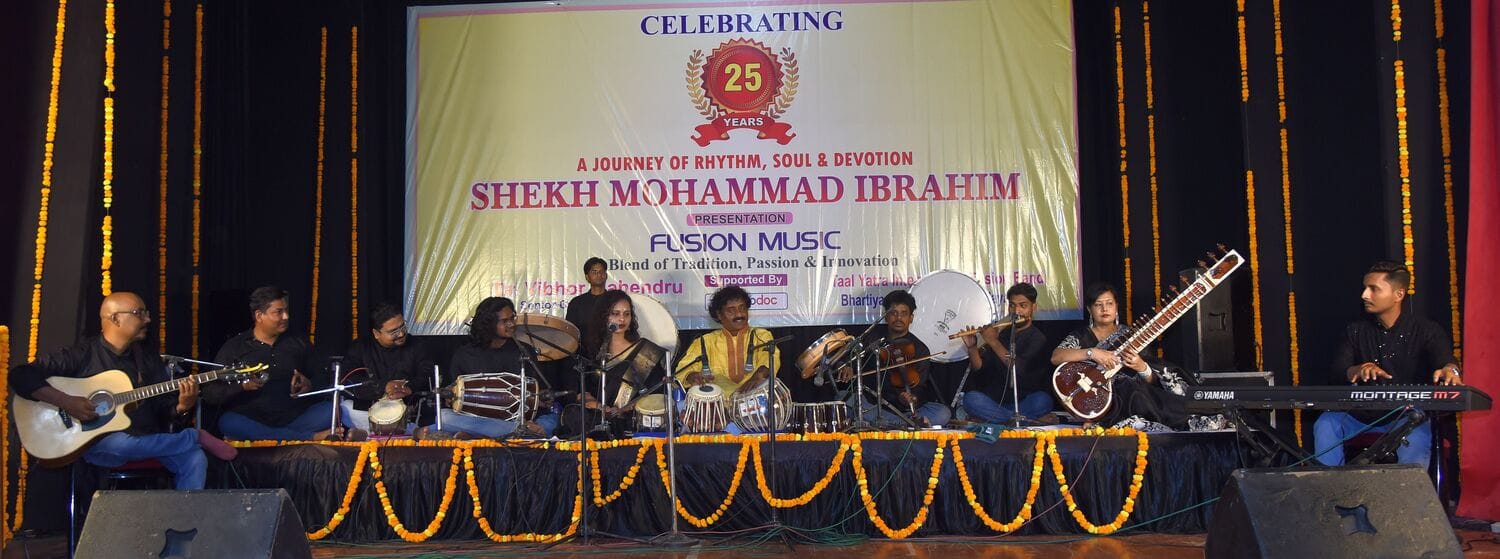 राय उमानाथ बली प्रेक्षागृह में प्रस्तुति देते कलाकार। 