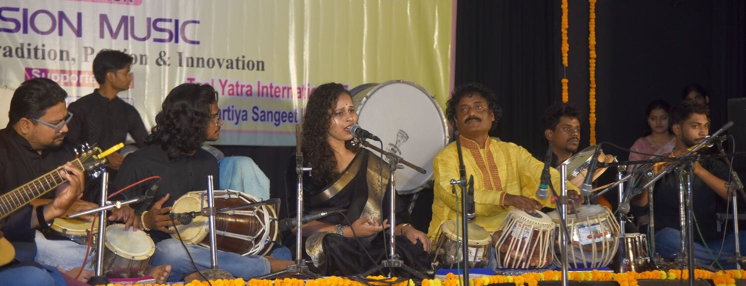 राय उमानाथ बली प्रेक्षागृह में प्रस्तुति देते कलाकार। 