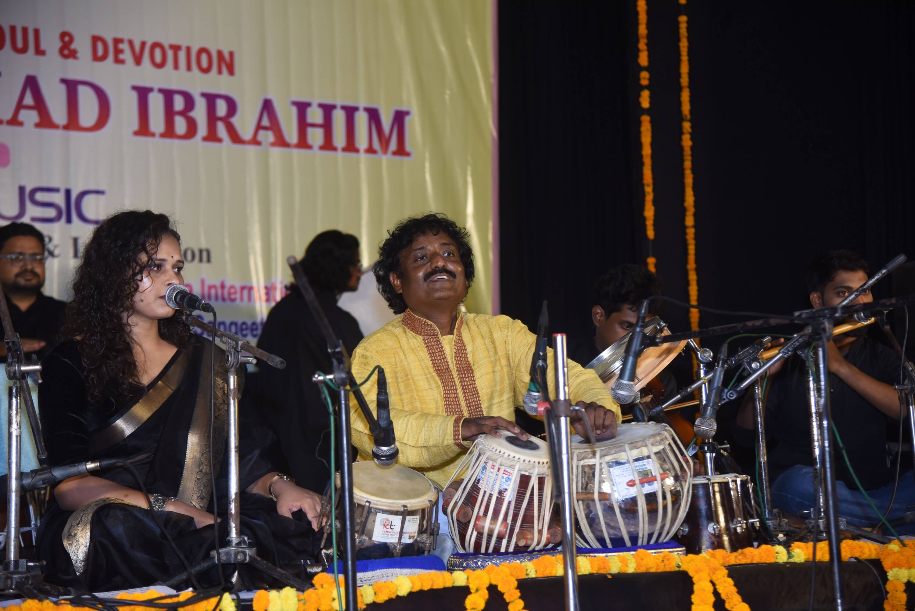 राय उमानाथ बली प्रेक्षागृह में प्रस्तुति देते कलाकार। 