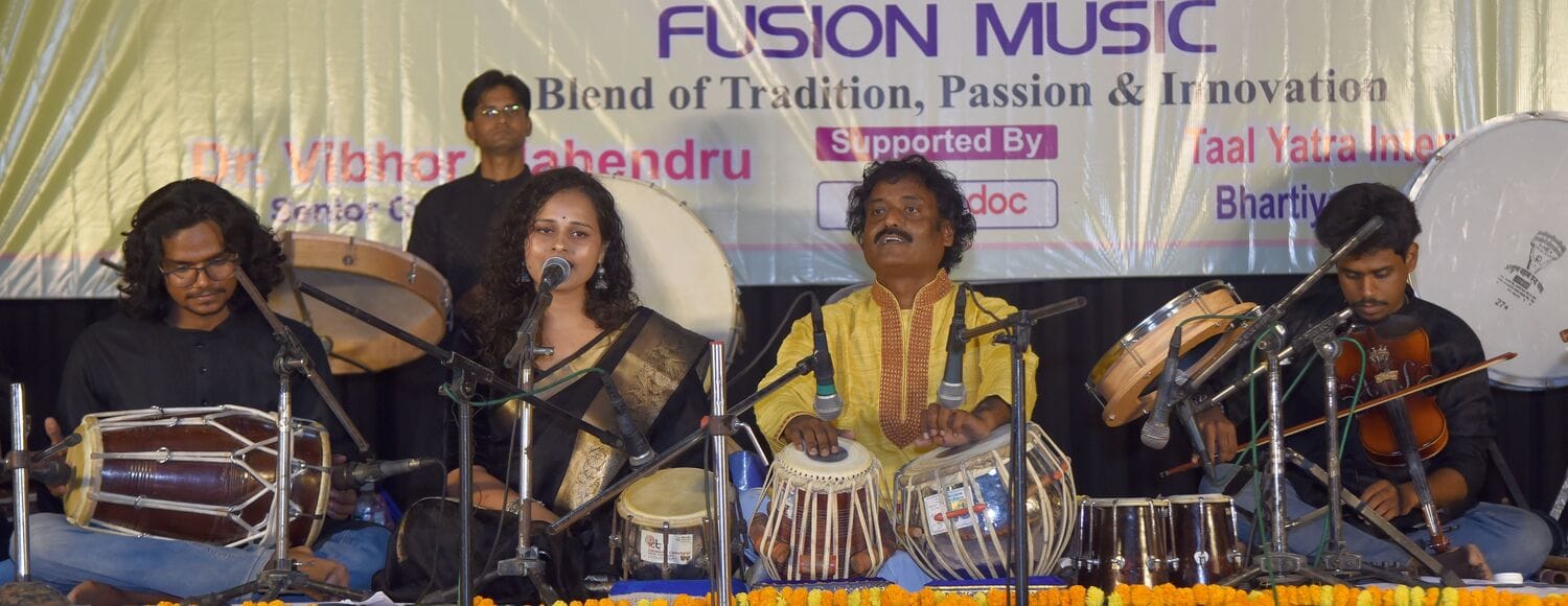 राय उमानाथ बली प्रेक्षागृह में प्रस्तुति देते कलाकार। 