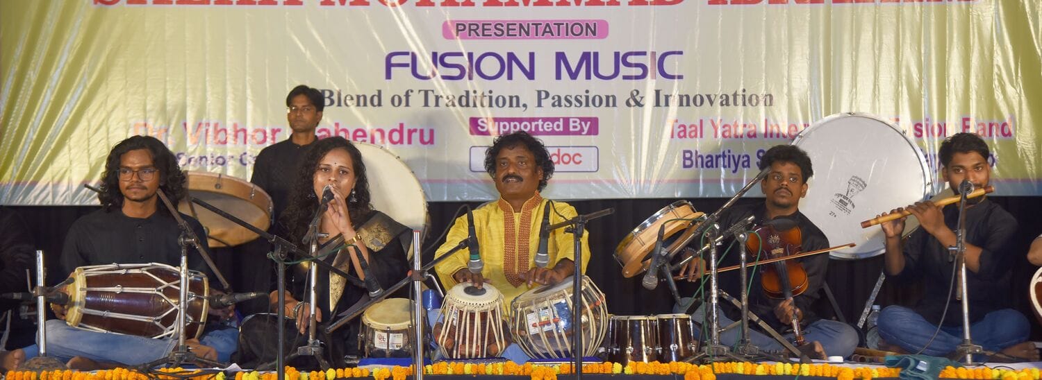 राय उमानाथ बली प्रेक्षागृह में प्रस्तुति देते कलाकार। 