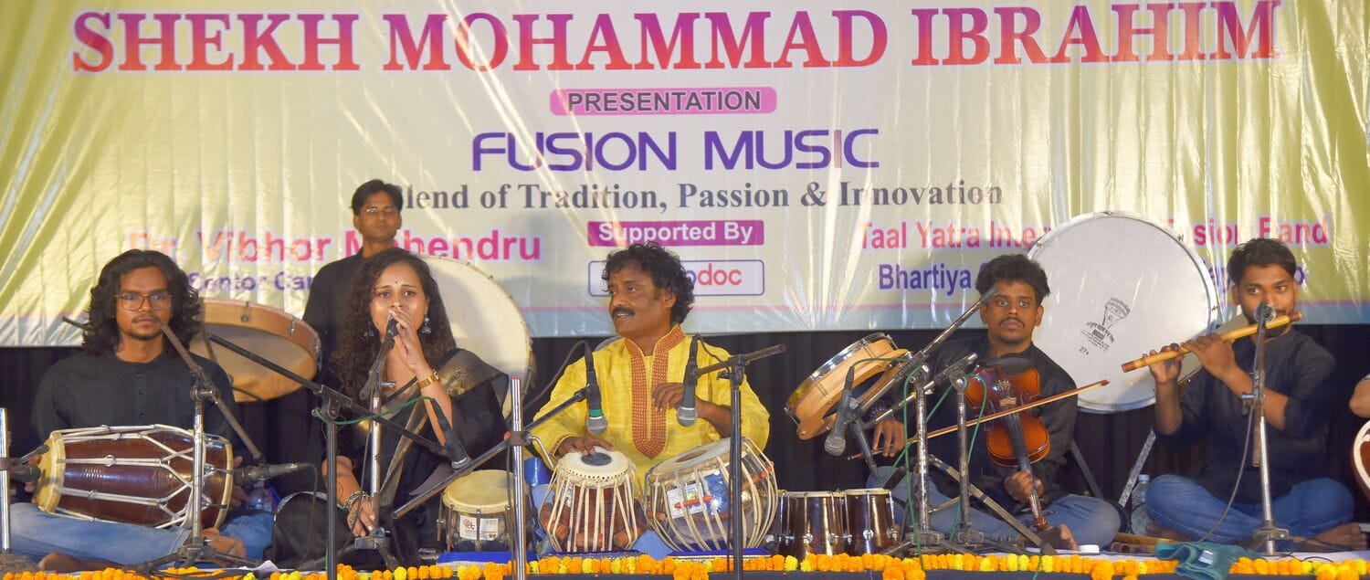 राय उमानाथ बली प्रेक्षागृह में प्रस्तुति देते कलाकार। 