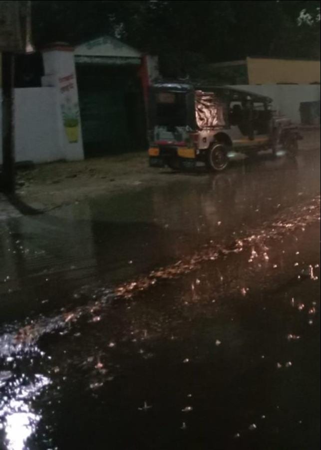 सिकंदरपुर-बेल्थरारोड मार्ग पर करमौता गांव के समीप सड़क पर गिरा पेड़ को हटाती जेसीबी। जागरुक पाठ