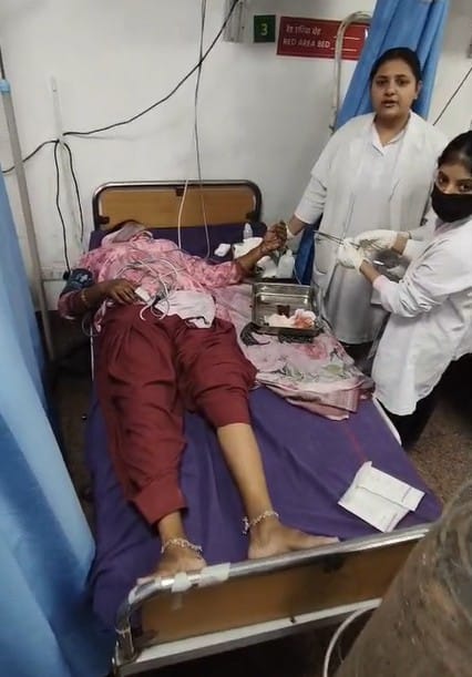 सिविल अस्पताल में ऑटो पलटने से घायल हुई महिला का इलाज करते चिकित्सक। संवाद