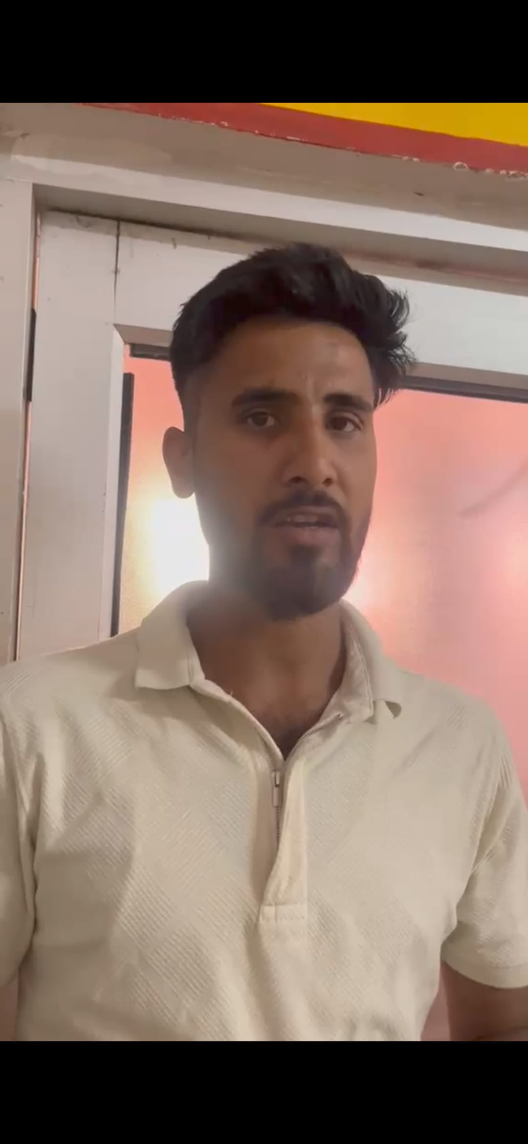 शामली सीएचसी में उपचार न मिलने पर निजी अस्पताल में भर्ती महिला व साथ में मौजूद पति। संवाद