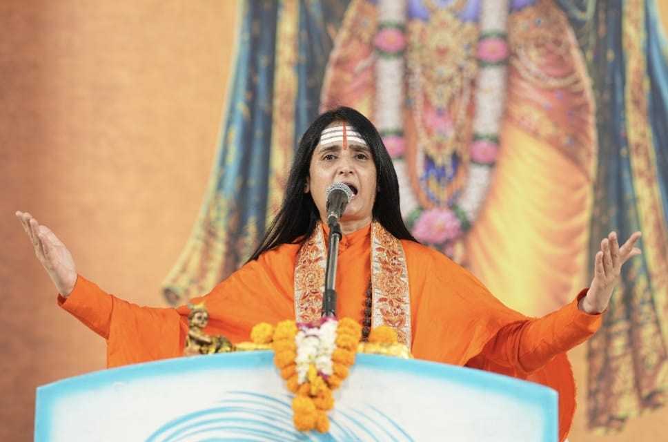 श्रीमद्भागवत कथा के दौरान आरती करते श्रद्धालु। संस्थान