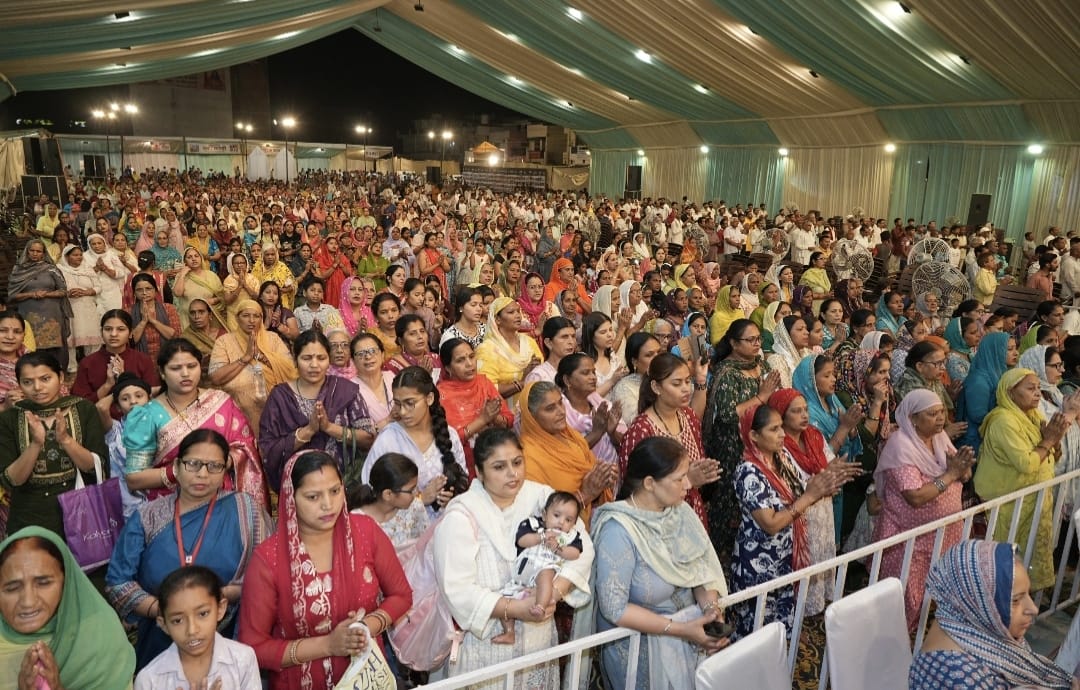 श्रीमद्भागवत कथा के दौरान आरती करते श्रद्धालु। संस्थान