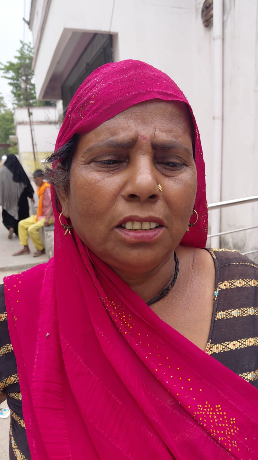 ट्रामा सेंटर के रैंप पर घिसटता मरीज। संवाद