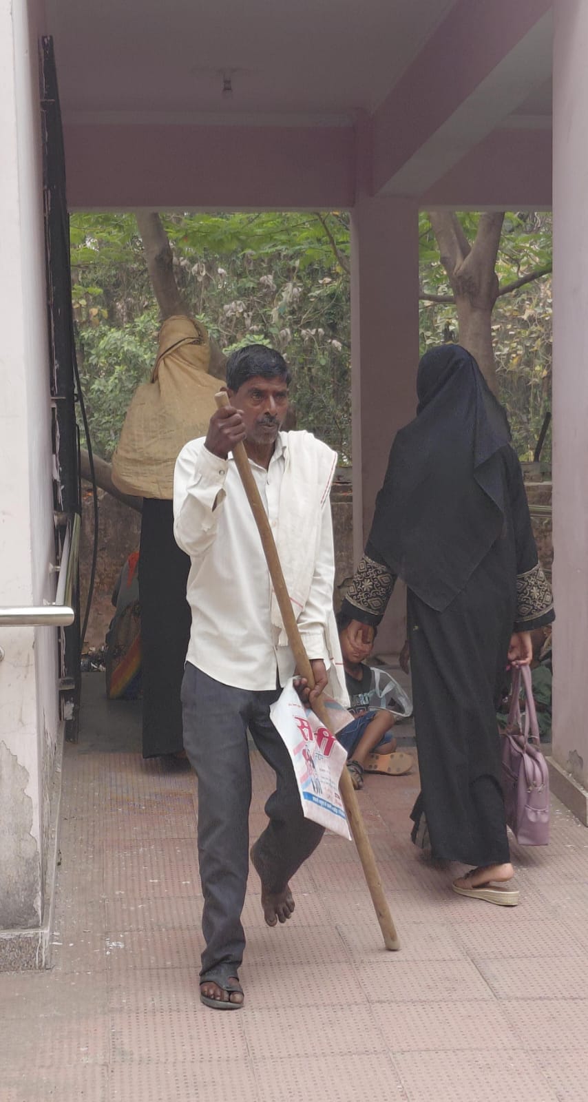 ट्रामा सेंटर के रैंप पर घिसटता मरीज। संवाद