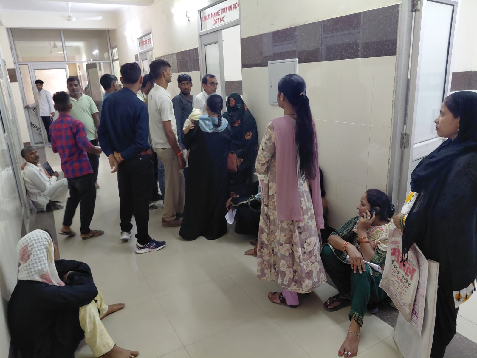 ट्रामा सेंटर के रैंप पर घिसटता मरीज। संवाद