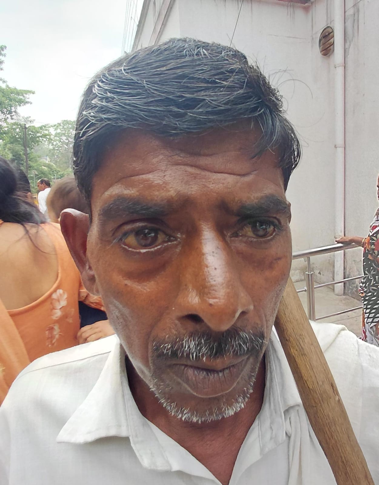 ट्रामा सेंटर के रैंप पर घिसटता मरीज। संवाद