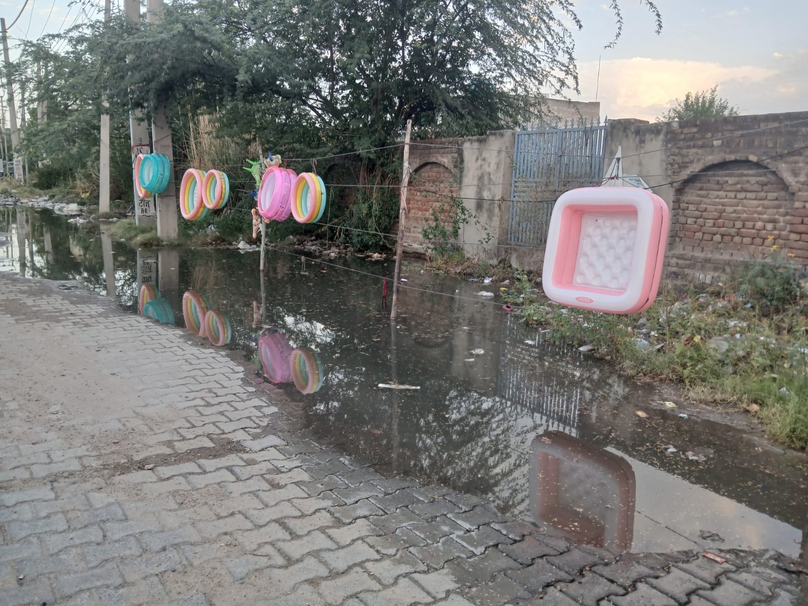 उत्तम नगर में सीवर ओवरफ्लो। संवाद