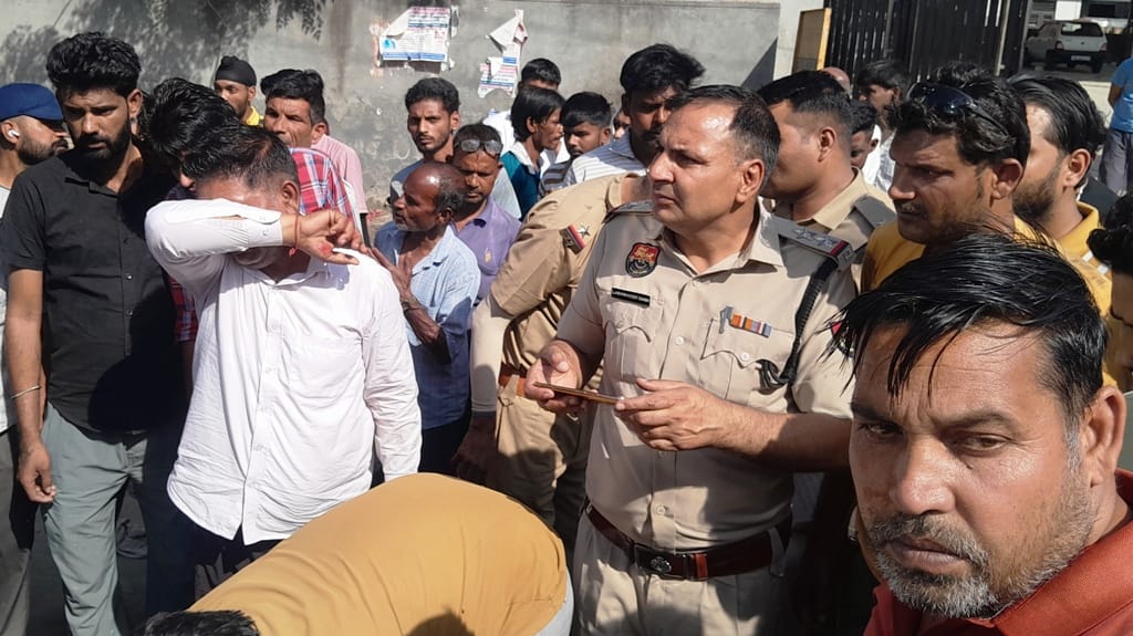 व्यासपुर सड़क हादसे के बाद मौके पर मौजूद पुलिस व लोगों की भीड़। संवाद