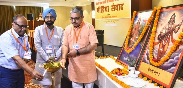 आरएसएस के मीडिया संवाद कार्यक्रम में अखिल भारतीय सह प्रचार प्रमुख नरेंद्र ठाकुर व अन्य पदाधिकार