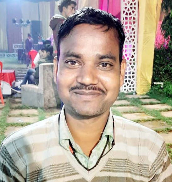 आंधी-बारिश से गिरे पेड़, बाह में मृतक महेश कुमार। 