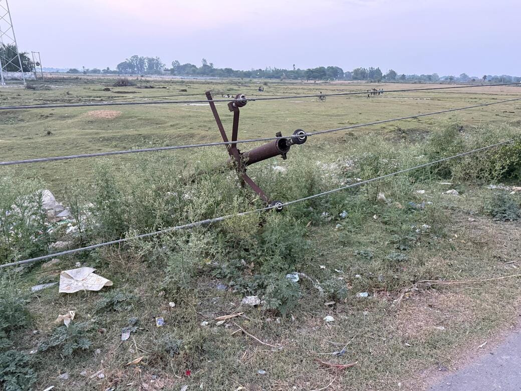 आंधी से टूटे खंभे और तार तथा उन्हें ठीक करते कर्मचारी। आंधी से टूटे खंभे और तार तथा उन्हें ठीक करते कर्मचारी।