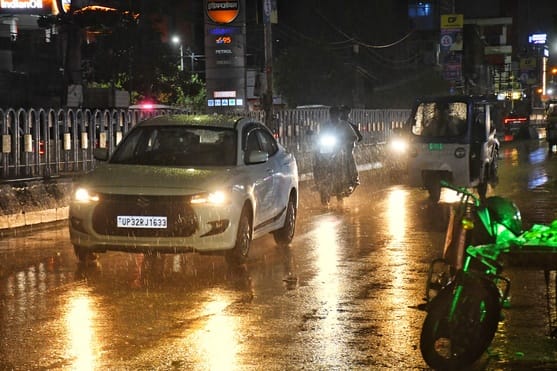 बृहस्पतिवार शाम लखनऊ में बूंदाबांदी का नजारा। 