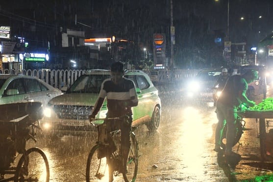 बृहस्पतिवार शाम लखनऊ में बूंदाबांदी का नजारा। 