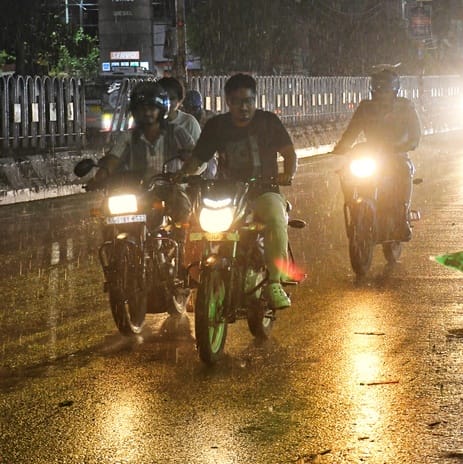 बृहस्पतिवार शाम लखनऊ में बूंदाबांदी का नजारा। 