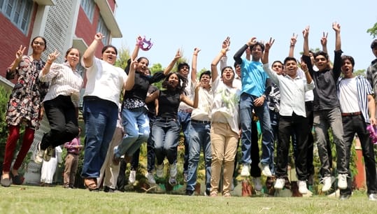 बिजनौर में सेंट मेरी स्कूल में आईसीएसई व आईएससी बोर्ड की परीक्षा में उत्तीर्ण होने वाले छात्र-छ
