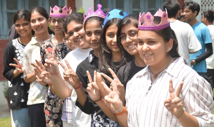 बिजनौर में सेंट मेरी स्कूल में आईसीएसई व आईएससी बोर्ड की परीक्षा में उत्तीर्ण होने वाले छात्र-छ