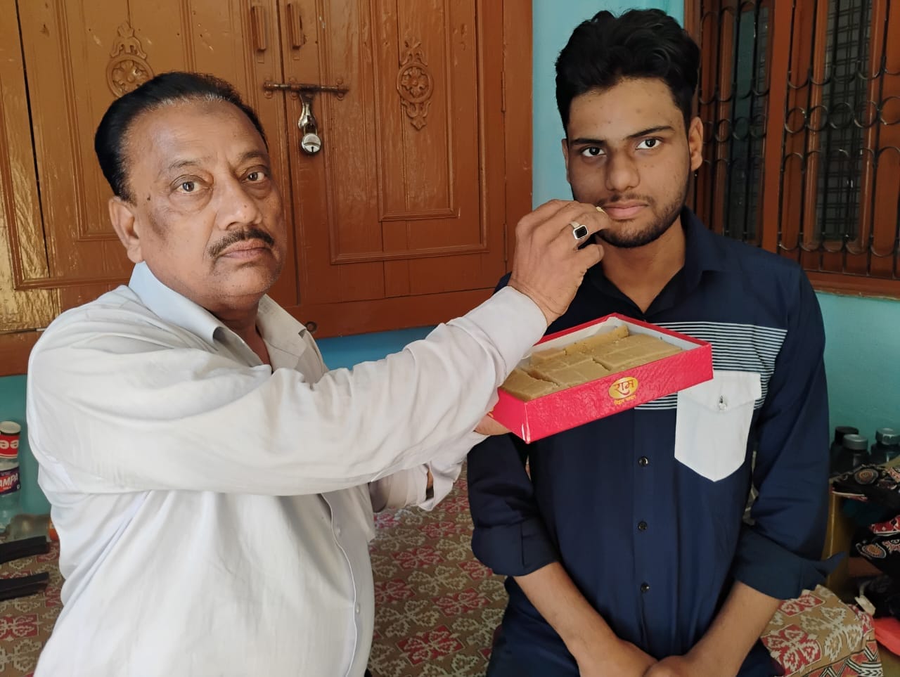 बारहवीं की परीक्षा में जिले में तीसरा स्थान प्राप्त करने वाले आयुष  सागर अपने परिजनों के साथ। स