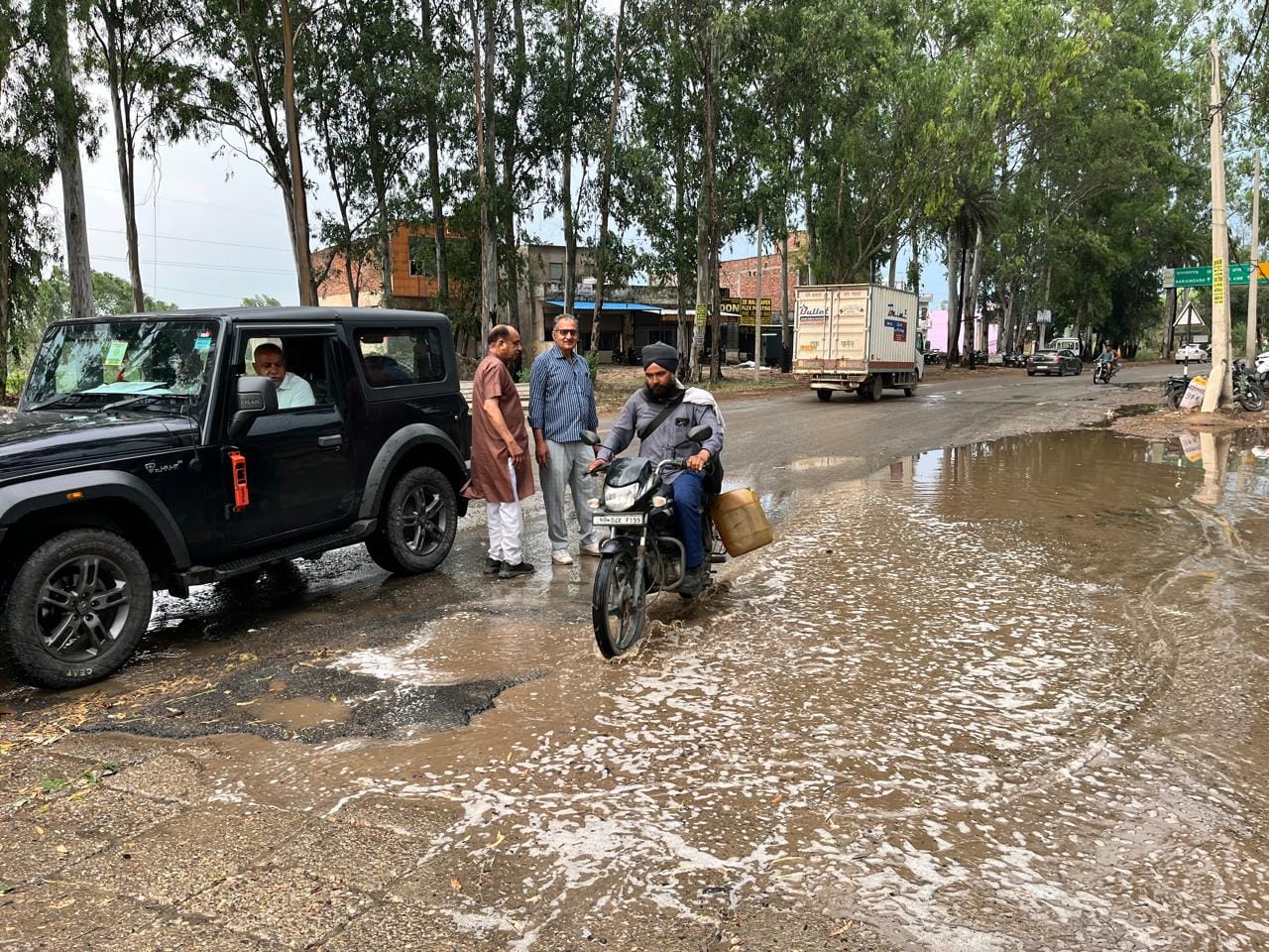 बराड़ा में बारिश के बाद सड़क पर जमा पानी। संवाद बराड़ा में बारिश के बाद सड़क पर जमा पानी। संवाद