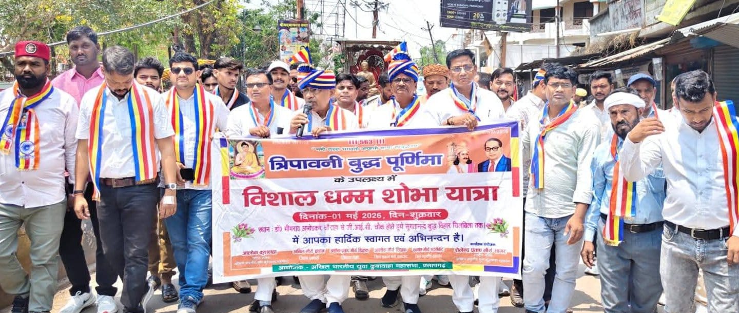 बुद्ध पूर्णिमा पर गौतम बुद्ध की प्रतिमा पर पुष्प अर्पित कर नमन करतीं राज्य महिला आयोग की सदस् बुद्ध पूर्णिमा पर गौतम बुद्ध की प्रतिमा पर पुष्प अर्पित कर नमन करतीं राज्य महिला आयोग की सदस्