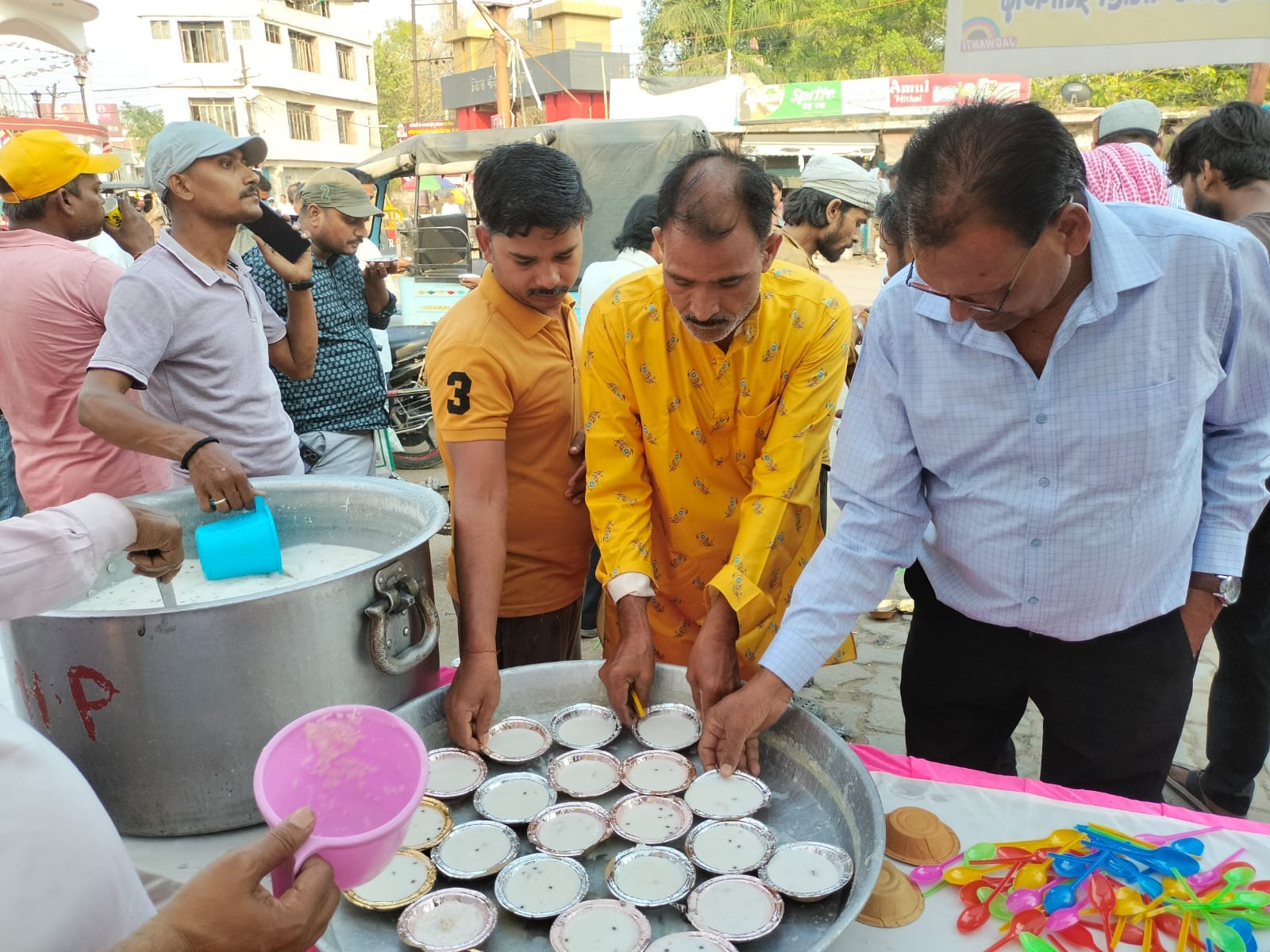बुद्ध पूर्णिमा पर गौतम बुद्ध की प्रतिमा पर पुष्प अर्पित कर नमन करतीं राज्य महिला आयोग की सदस् बुद्ध पूर्णिमा पर गौतम बुद्ध की प्रतिमा पर पुष्प अर्पित कर नमन करतीं राज्य महिला आयोग की सदस्