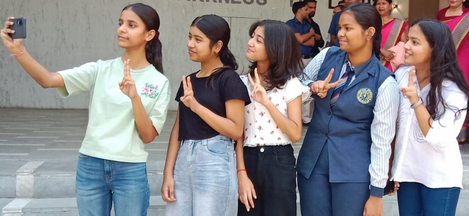 डीपॉल स्कूल में 10 वीं व 12 वीं में अच्छा प्रदर्शन करने वाले छात्र-छात्राएं स्टाफ के साथ खुशी म