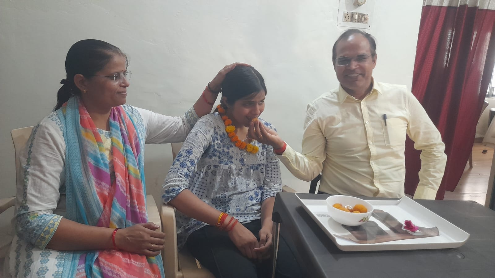 फोटो-20-चाचा चाची के साथ रजत। संवाद