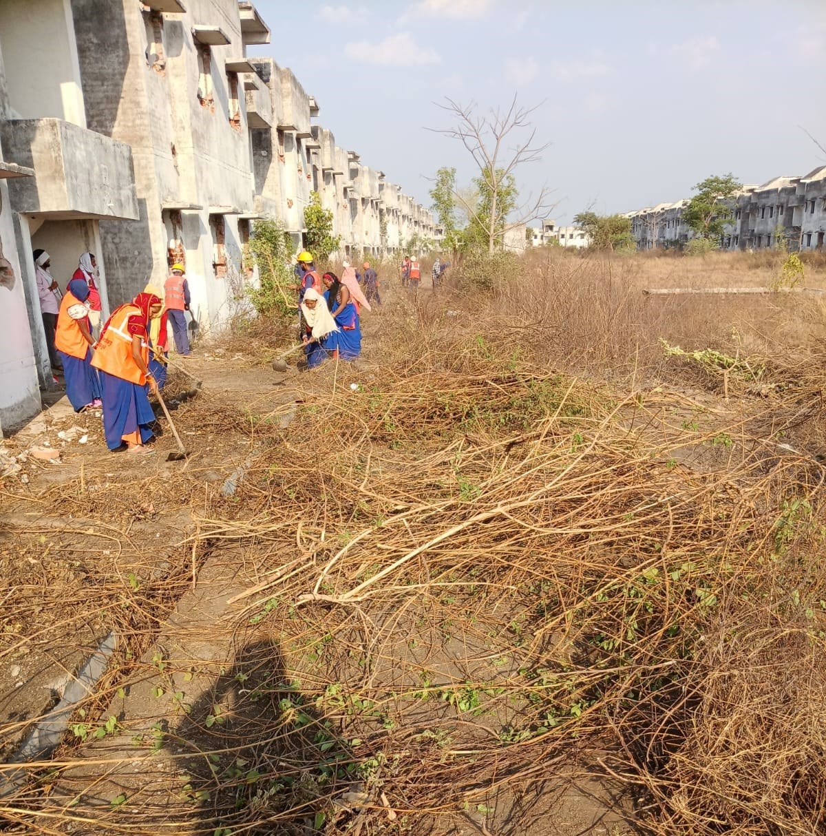 फोटो-30 सीकेटीपी 11 मानिकपुर स्थित कांशीराम कॉलोनी में सफाई करती जेसीबी। संवाद फोटो-30 सीकेटीपी 11 मानिकपुर स्थित कांशीराम कॉलोनी में सफाई करती जेसीबी। संवाद
