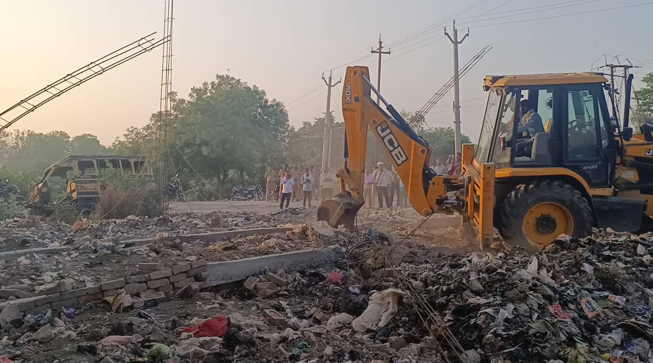 फोटो-50-नौबस्ता रोड स्थित सरकारी भूमि पर बबलू के कब्जे पर बुल्डोजर की कार्रवाई। संवाद