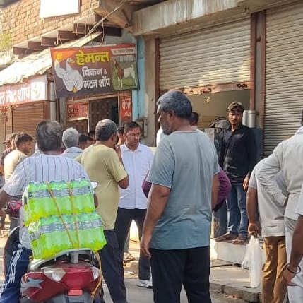 फोटो-53: बहादुरगढ़ में मीट की दुकान को सील करता कर्मचारी। स्रोत नगर परिषद