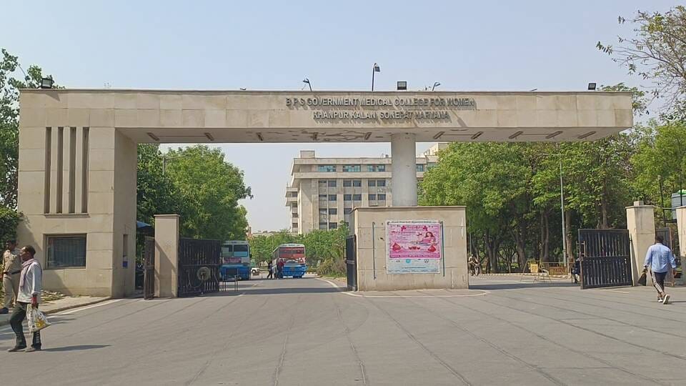 फोटो : सोनीपत के गांव खानपुर कलां में अड्डे पर स्थित बस स्टैंड। संवाद फोटो : सोनीपत के गांव खानपुर कलां में अड्डे पर स्थित बस स्टैंड। संवाद