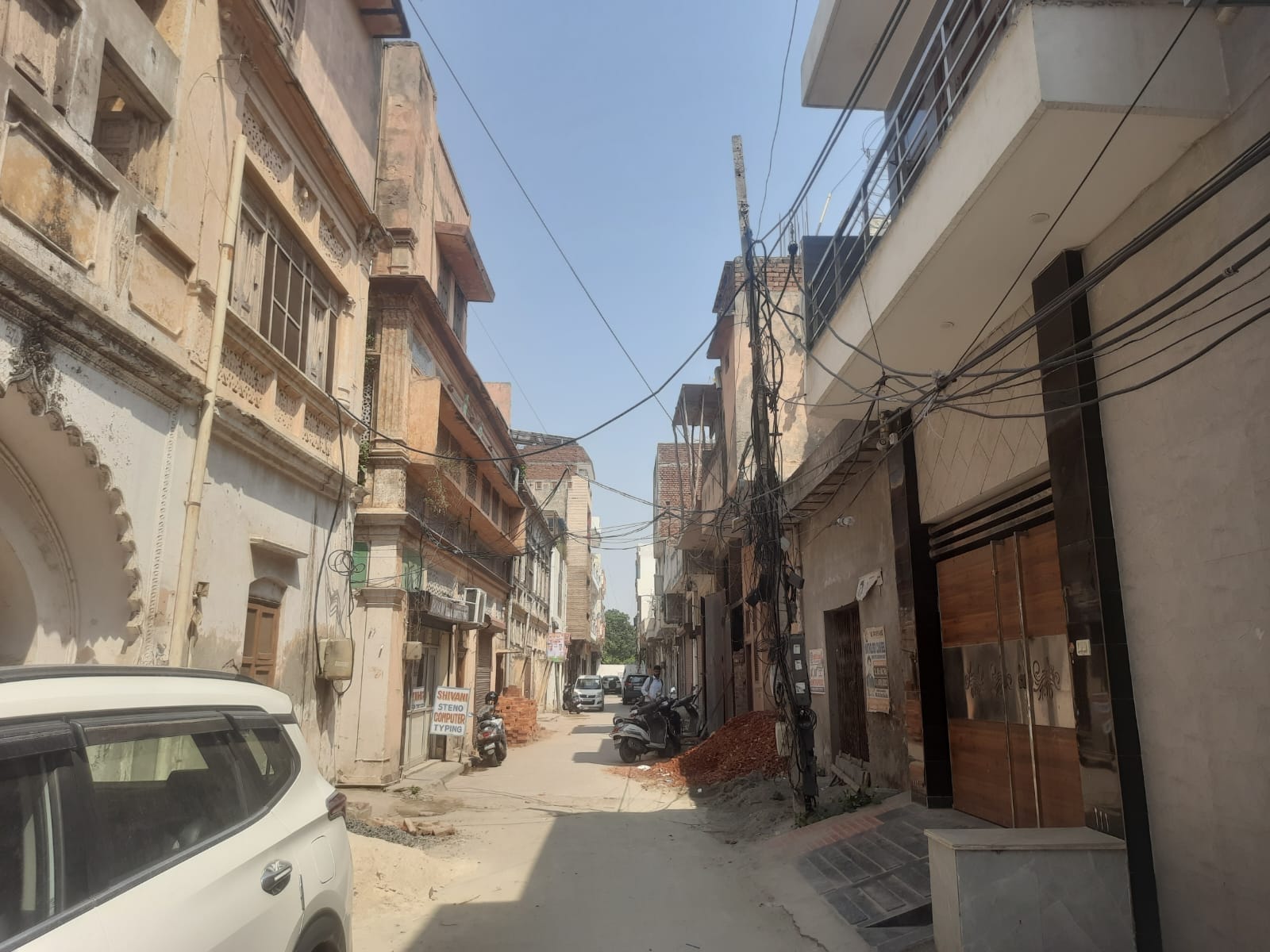 फोटो : सोनीपत में ओल्ड रोहतक रोड पर गुड़ मंडी के पास टूटा पड़ा बिजली का पोल। संवाद फोटो : सोनीपत में ओल्ड रोहतक रोड पर गुड़ मंडी के पास टूटा पड़ा बिजली का पोल। संवाद