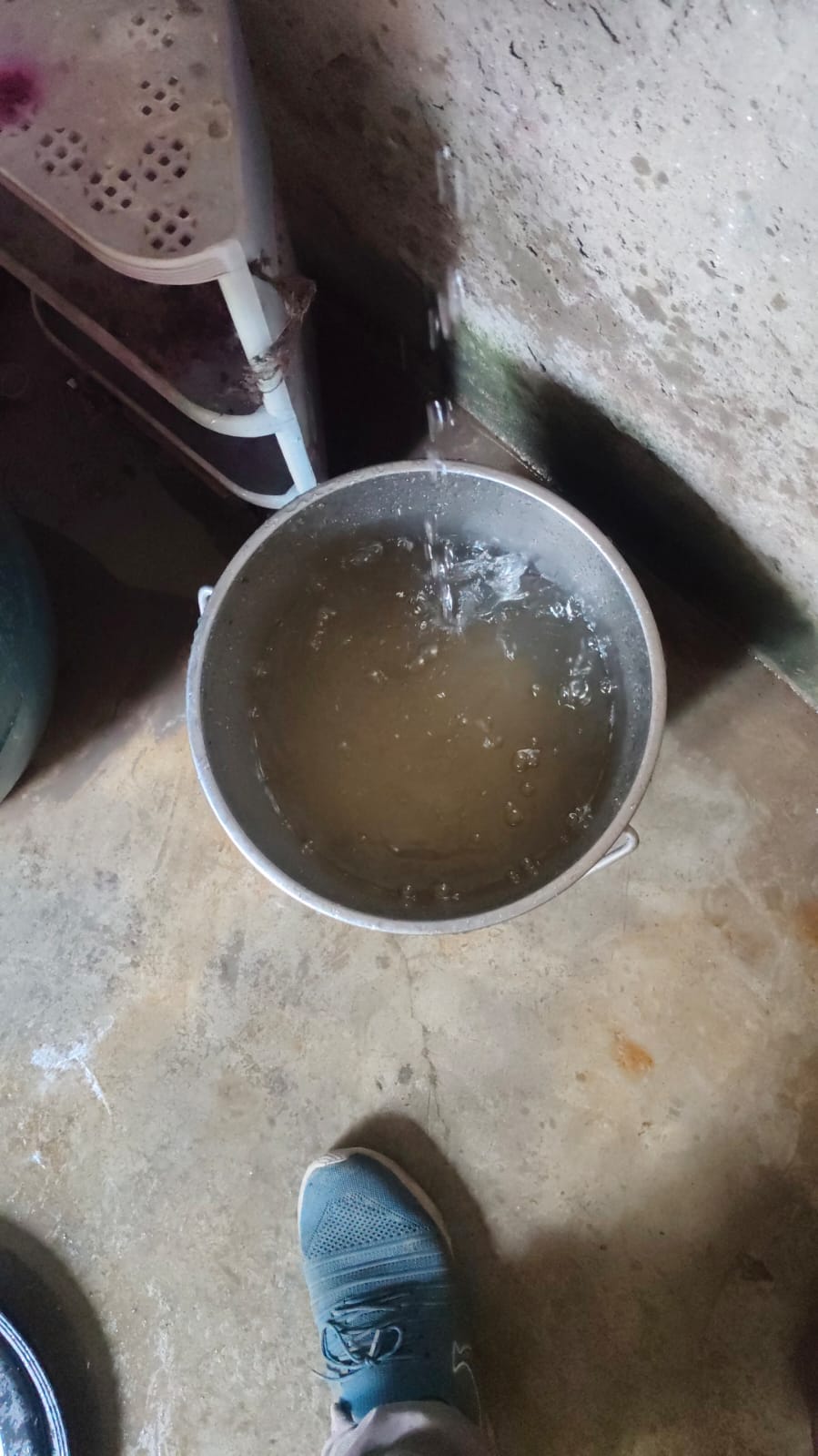 फोटो : सोनीपत में ओल्ड रोहतक रोड पर गुड़ मंडी के पास टूटा पड़ा बिजली का पोल। संवाद फोटो : सोनीपत में ओल्ड रोहतक रोड पर गुड़ मंडी के पास टूटा पड़ा बिजली का पोल। संवाद