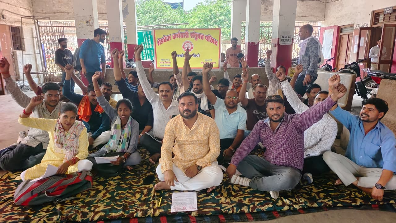 गोला रोडवेज डिपो में एआरएम को ज्ञापन देते संगठन के पदाधिकारी। स्रोत:संगठन
