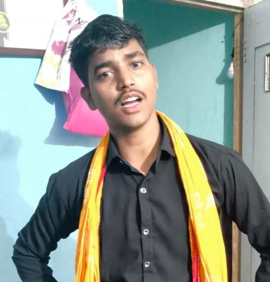 हजरतपुर थाना के गांव चितरी में घटना के बाद जमा लोगों की भीड़। स्रोत जागरूक पाठक