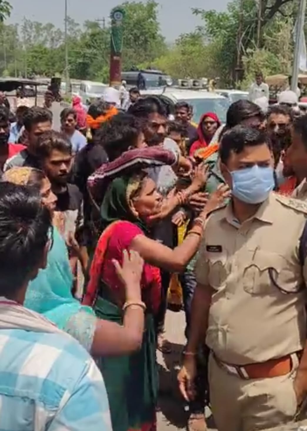 जेल के अंदर महिला की मौत के बाद परिजनों का हंगामा