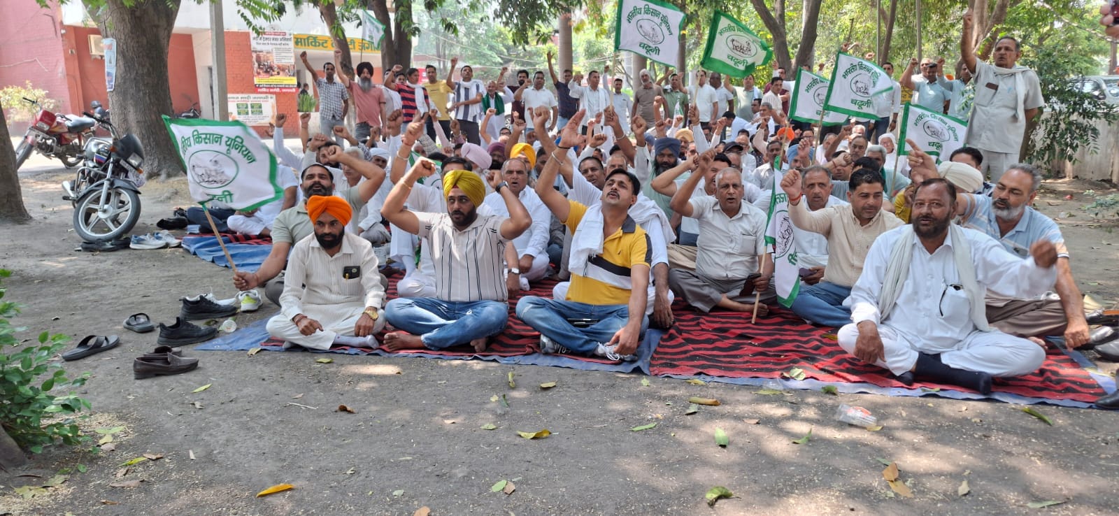 जिला सचिवालय गेट पर प्रदर्शनकारी किसानों को रोकती पुलिस। संवाद जिला सचिवालय गेट पर प्रदर्शनकारी किसानों को रोकती पुलिस। संवाद