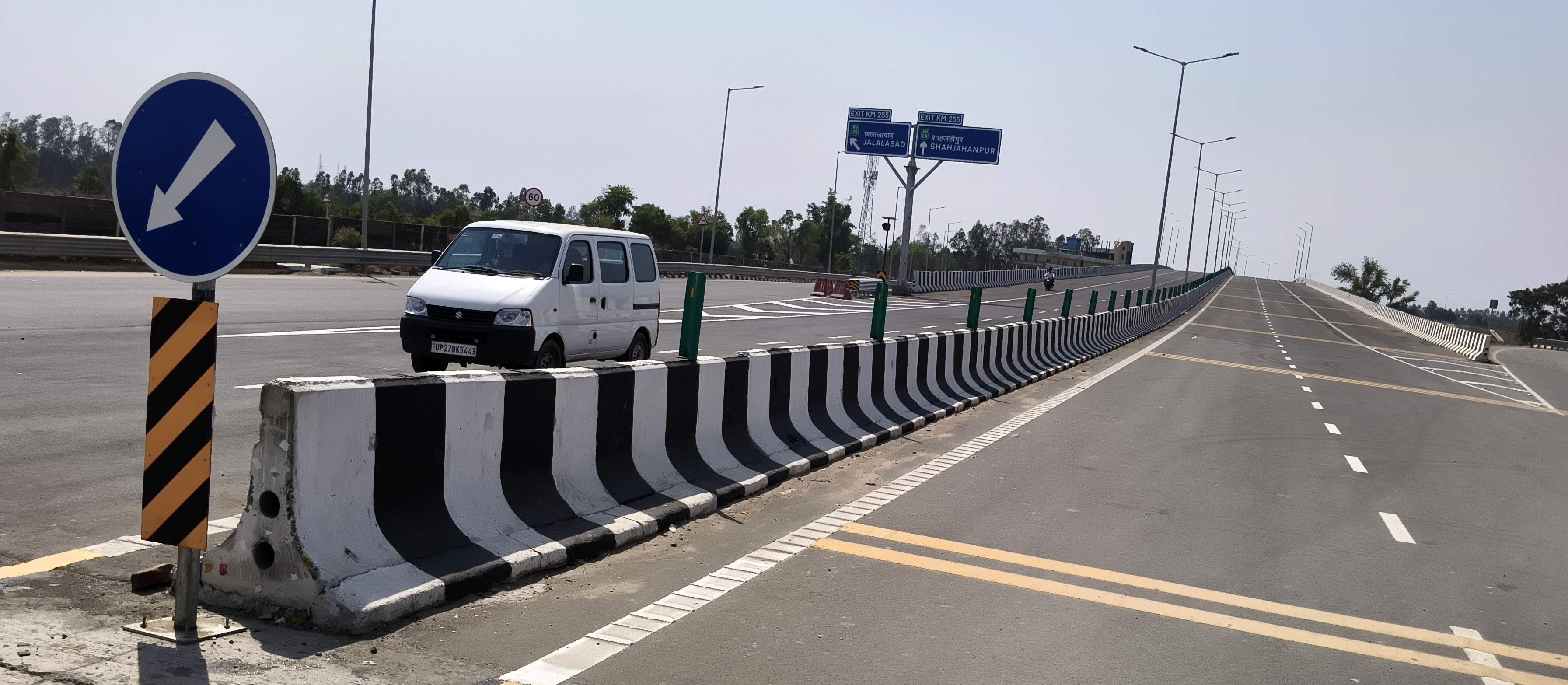 जलालाबाद में गंगा एक्सप्रेस-वे पर बने टोल प्लाजा से गुजरते वाहन। संवाद जलालाबाद में गंगा एक्सप्रेस-वे पर बने टोल प्लाजा से गुजरते वाहन। संवाद