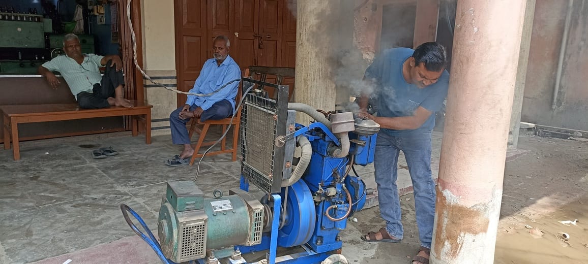 जौरा बाजार में पेड़ की मोटी डाल सड़क पर गिरने से आवागमन बाधित।स्रोत-सोशल मीडिया