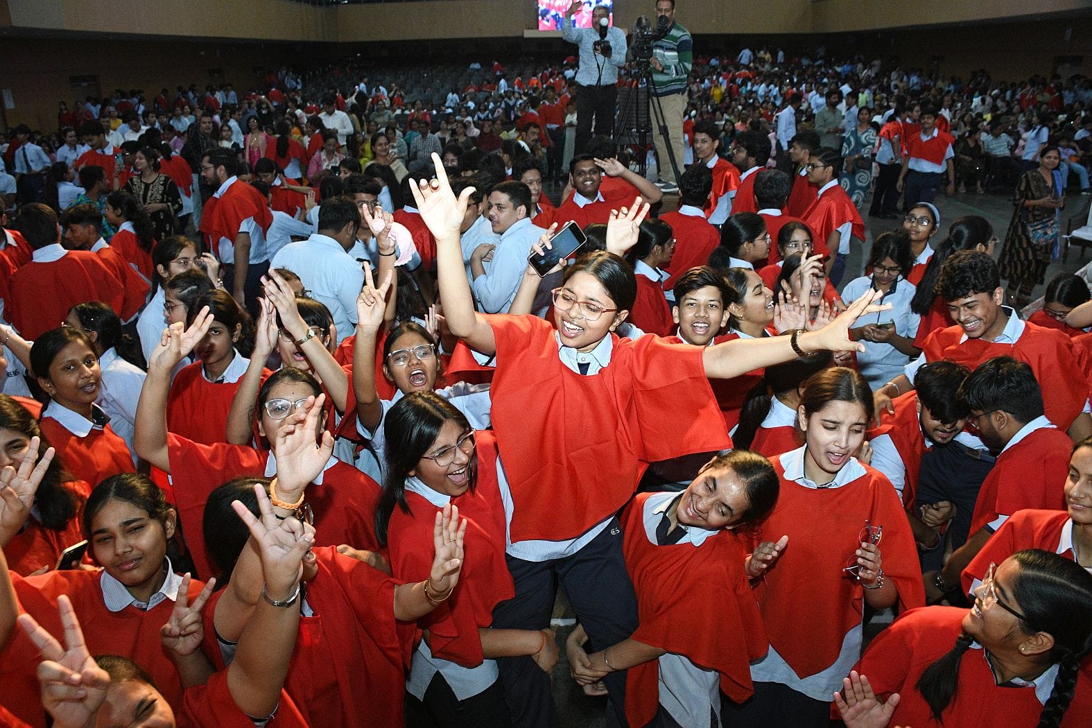 जश्न मनाते सीएमएस के मेधावी।