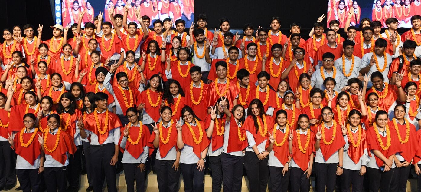 जश्न मनाते सीएमएस के मेधावी।