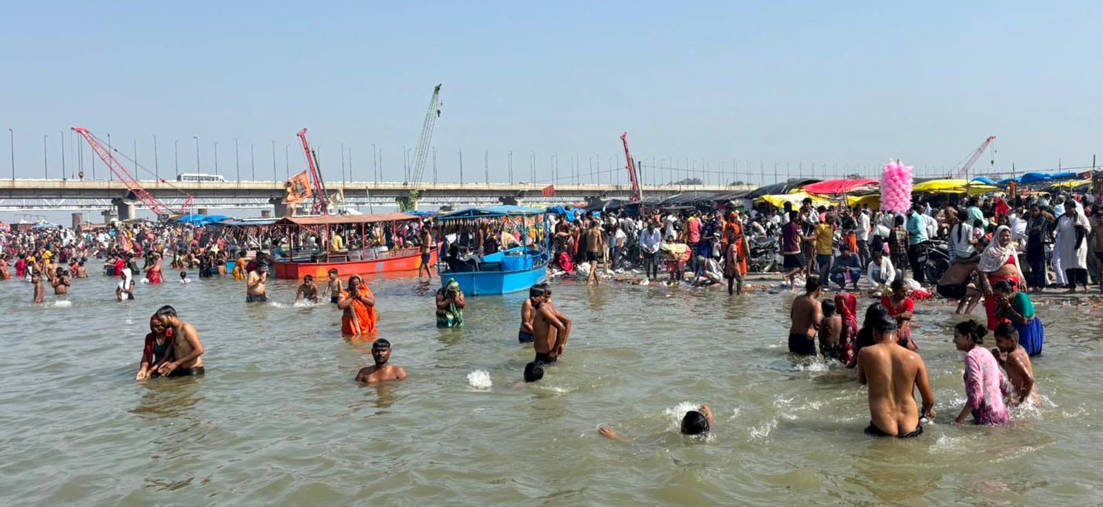 कछला घाट पर स्नान करते श्रद्धालु। संवाद