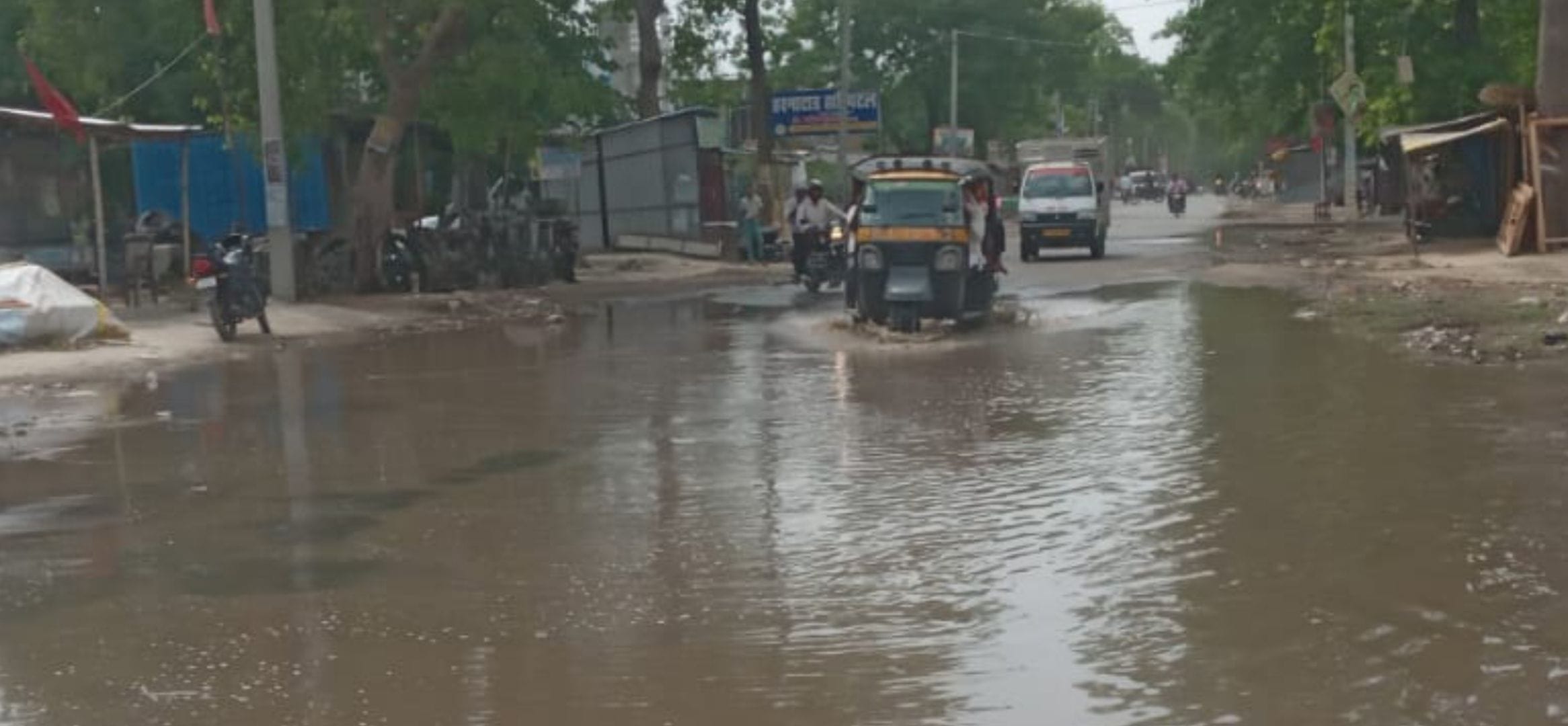 कप्तानगंज कस्बे के सुभाष नगर में सड़क पर भरा बारिश का पानी में फसी स्कूटी गाड़ी।स्रोत-सोशल मीडि